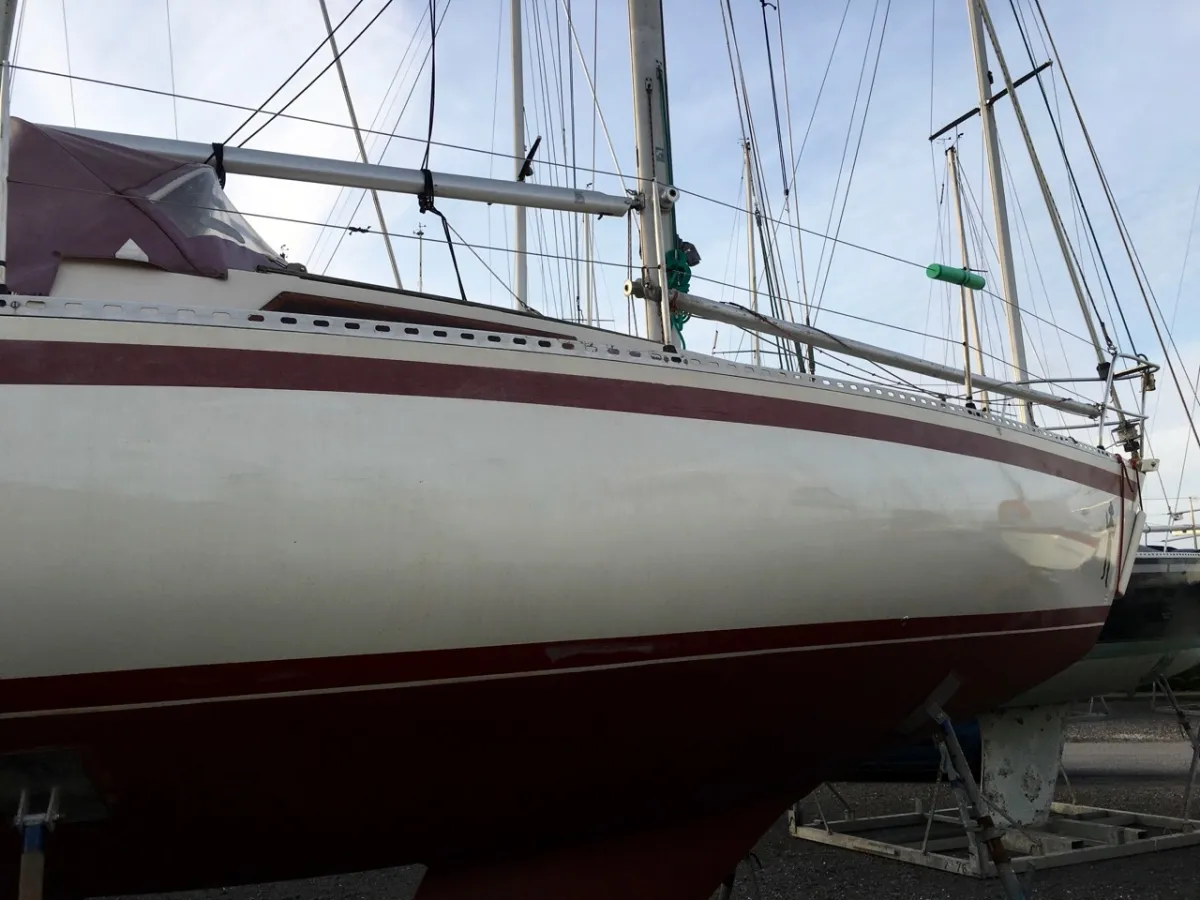 Polyester Sailboat Beneteau First 30