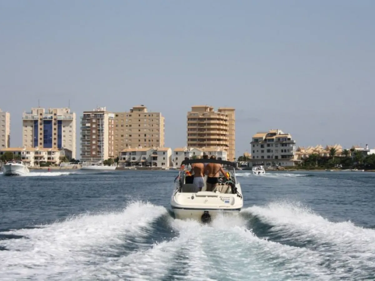 Polyester Speedboat Bayliner 2052 Capri Cuddy