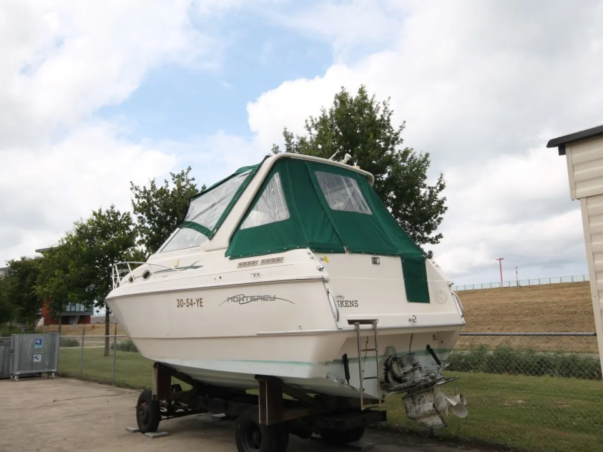 Polyester Motorboat Monterey 276 Cruiser