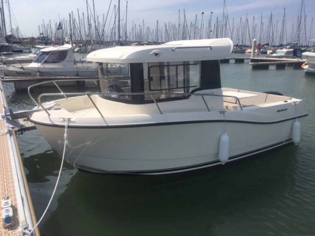 Polyester Speedboat Quicksilver 605 Pilothouse