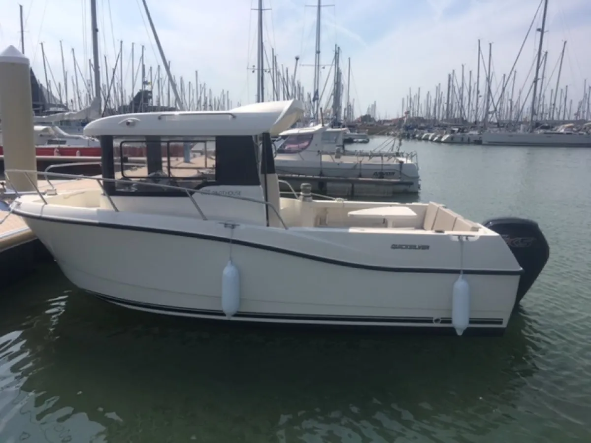 Polyester Speedboat Quicksilver 605 Pilothouse