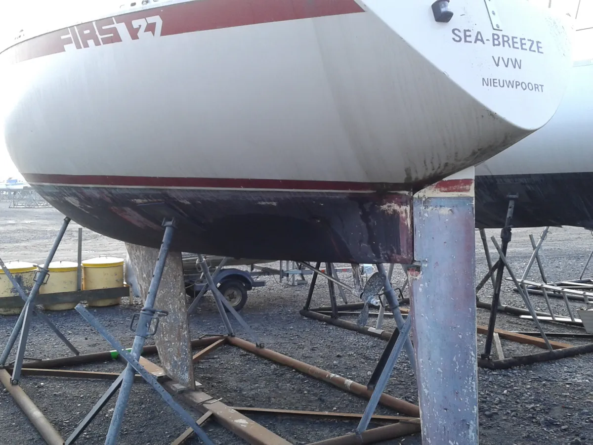 Polyester Sailboat Beneteau First 27