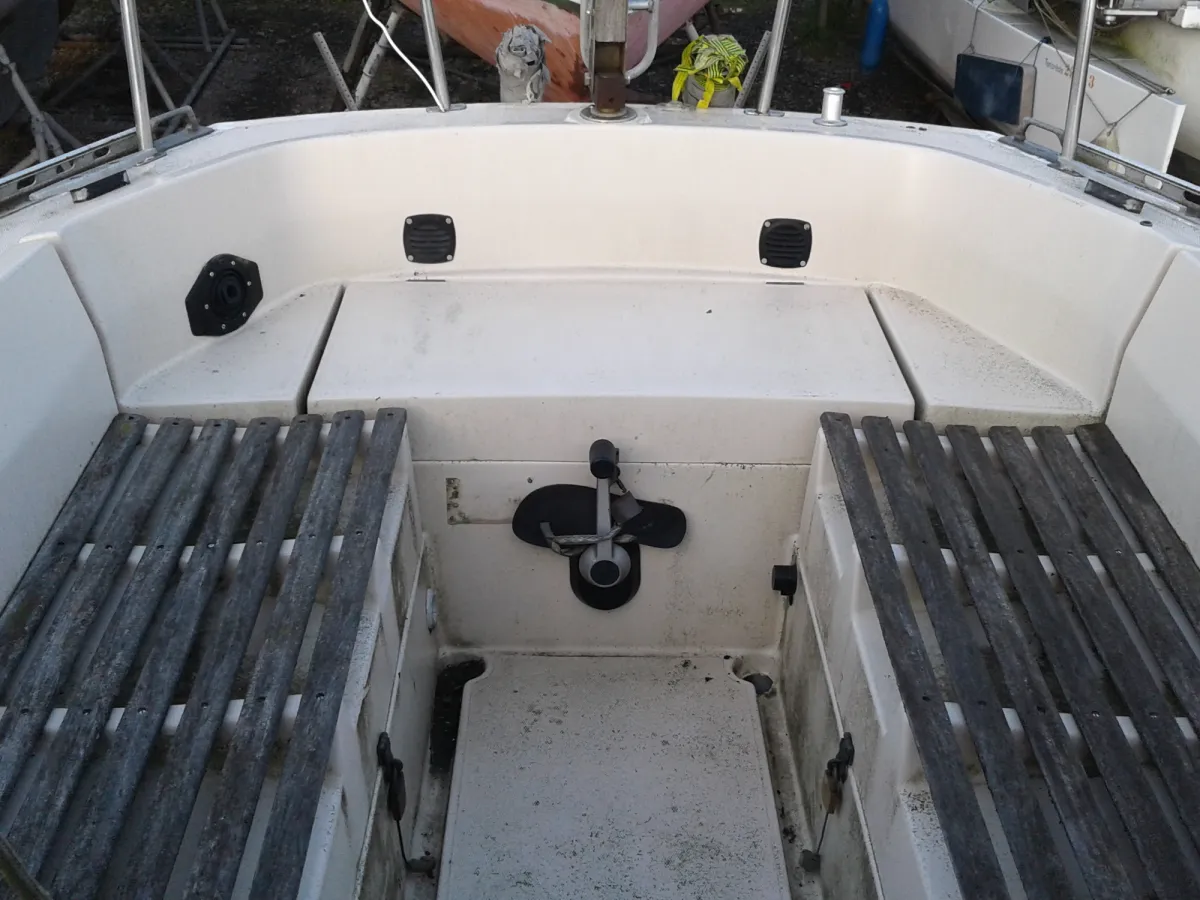 Polyester Sailboat Beneteau First 27