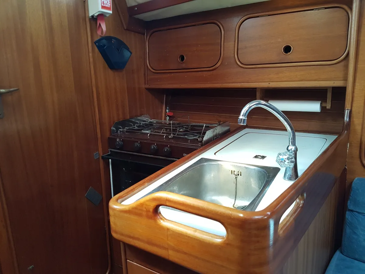 Polyester Sailboat Bavaria 30