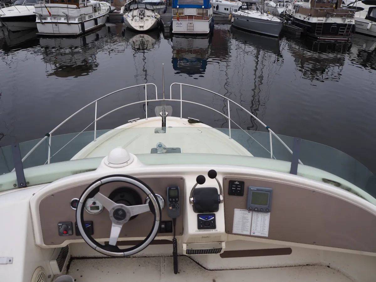 Polyester Motorboat Jeanneau Prestige 32