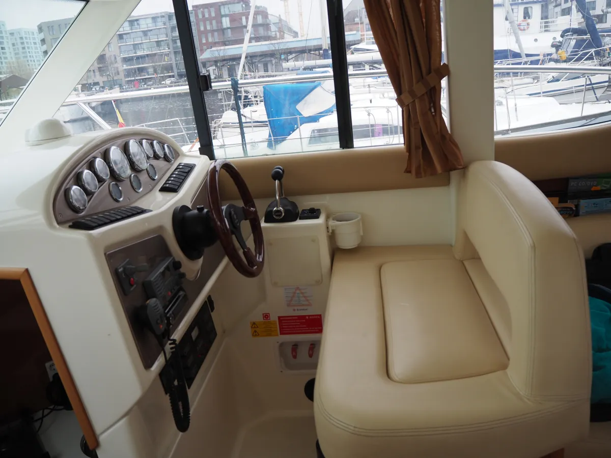 Polyester Motorboat Jeanneau Prestige 32