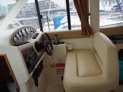 Polyester Motorboat Jeanneau Prestige 32 Photo 32