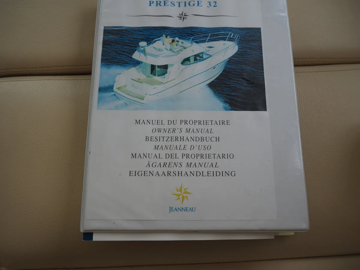 Polyester Motorboat Jeanneau Prestige 32