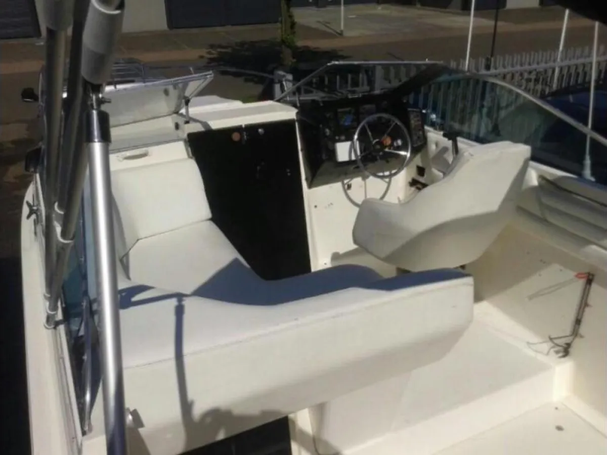 Polyester Speedboat Bayliner 2250