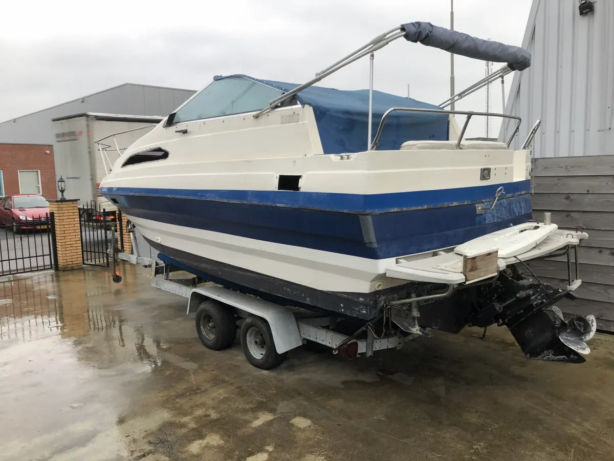 Polyester Speedboat Bayliner 2250