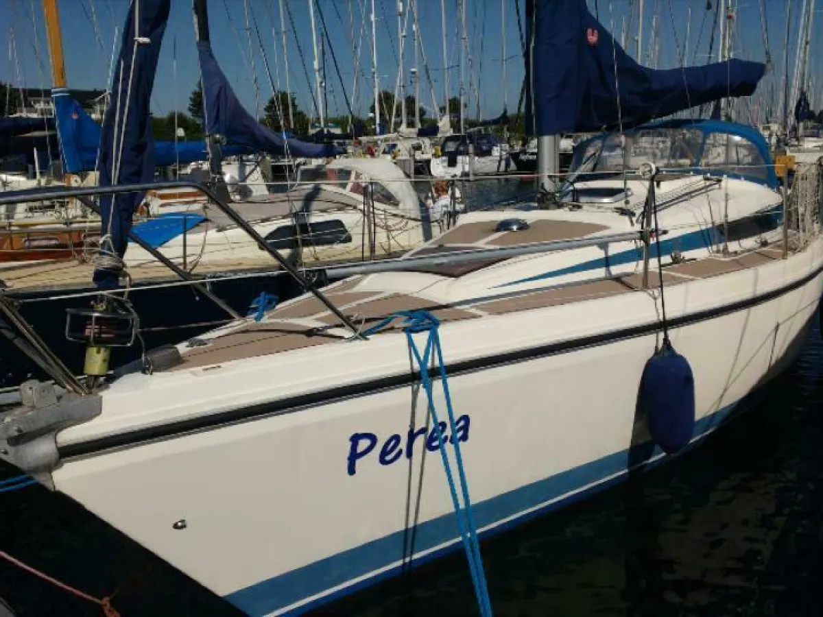 Polyester Sailboat Bavaria 890