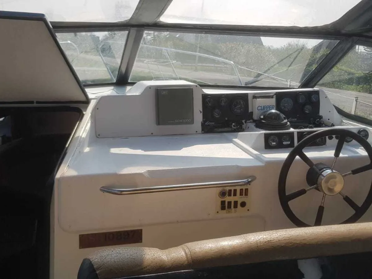 Polyester Motorboat Sealine Ambassador 285