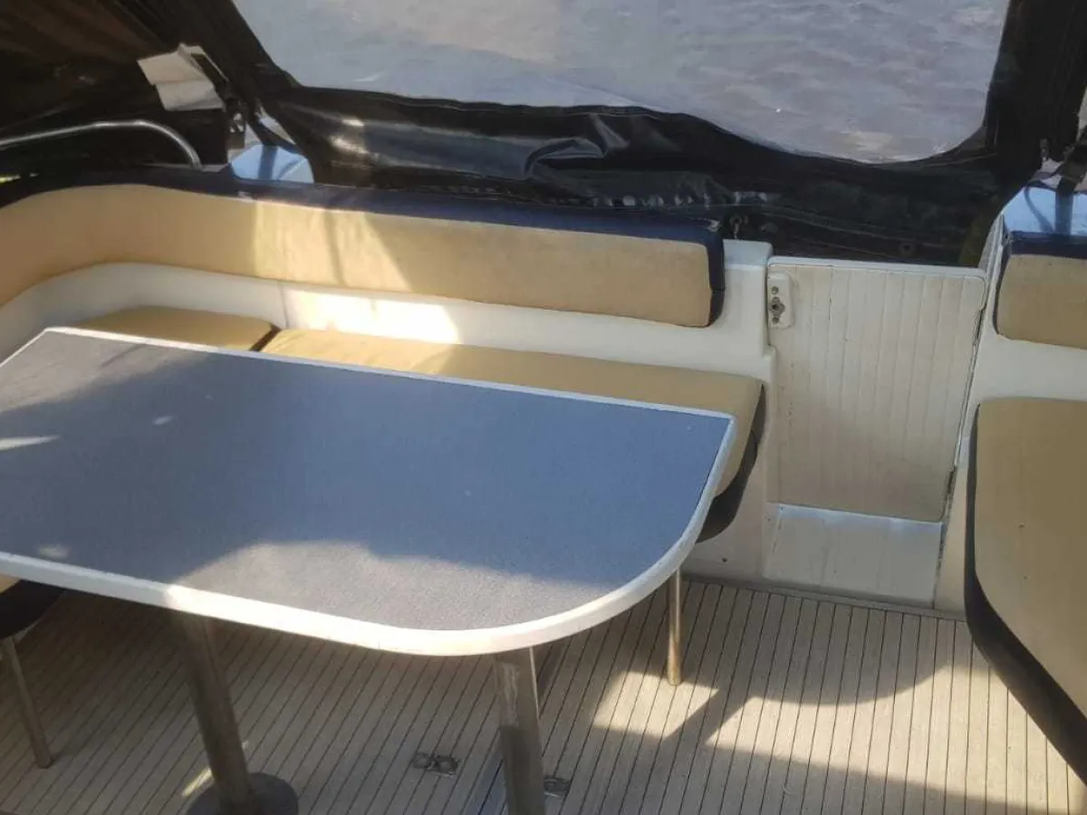 Polyester Motorboat Sealine Ambassador 285