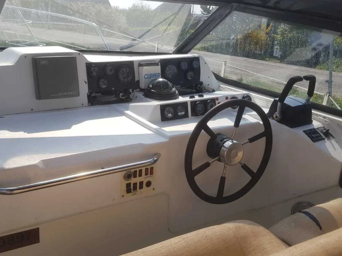 Polyester Motorboat Sealine Ambassador 285