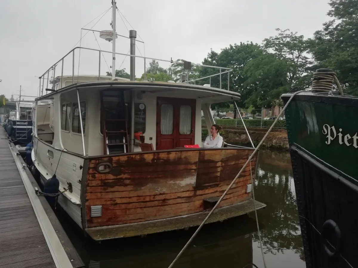 Wood Motorboat Grand Banks Alaskan 49ft