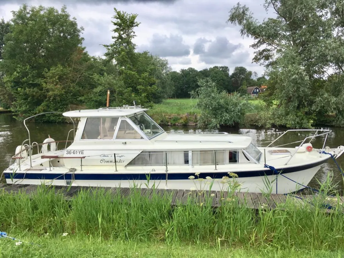 Polyester Motorboat Chris Craft 31 Commander