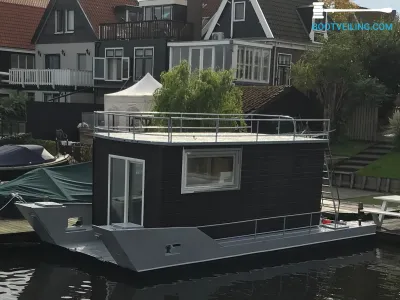 Houseboat 26