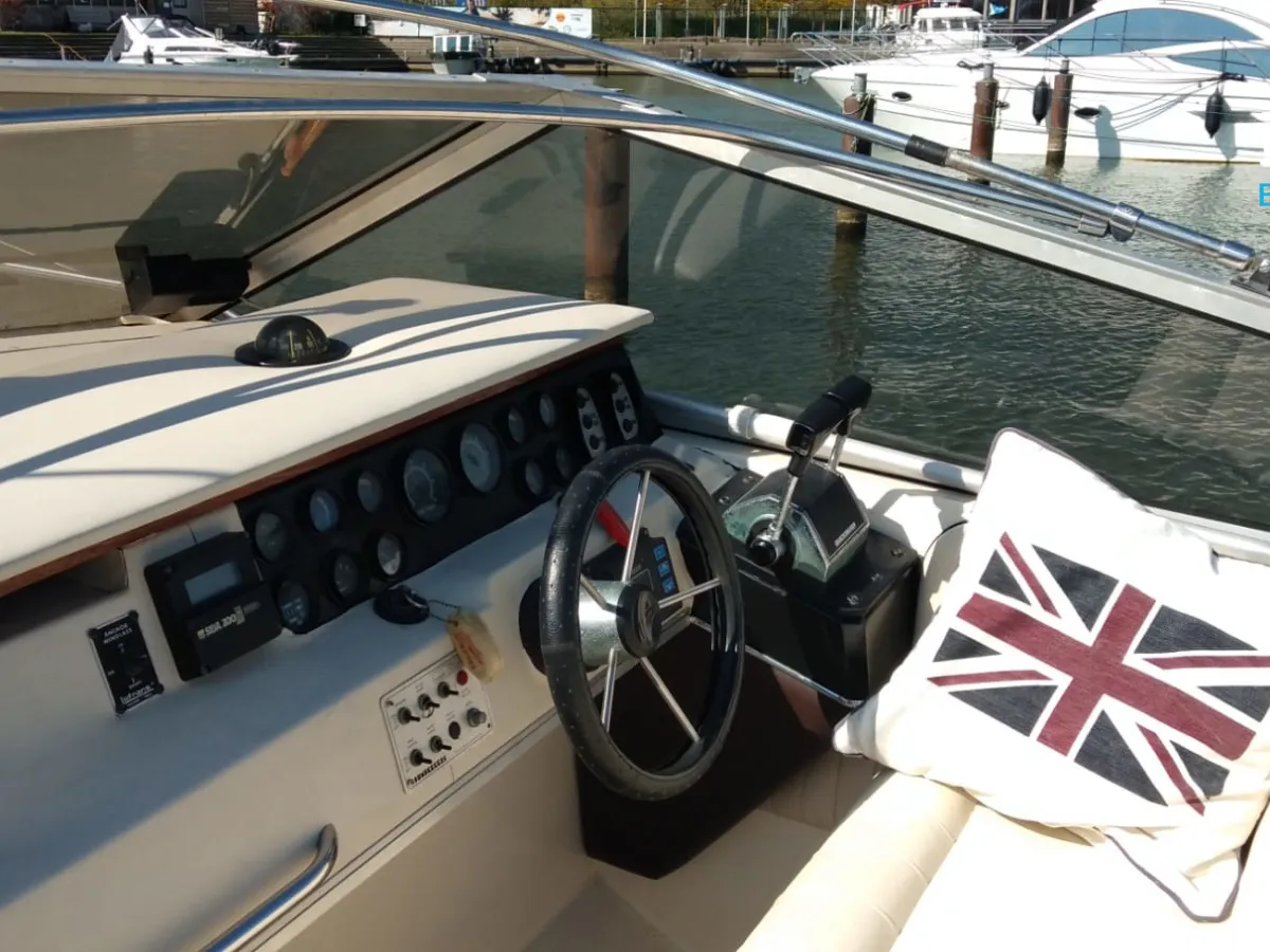 Polyester Speedboat Sunseeker Portofino 28