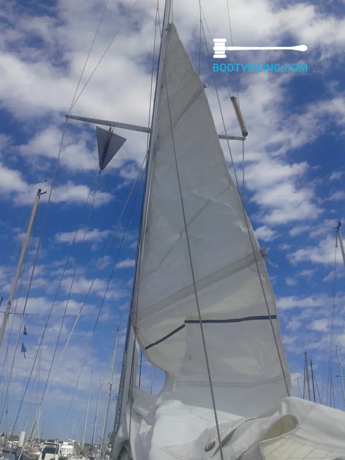 Polyester Sailboat Comet 850