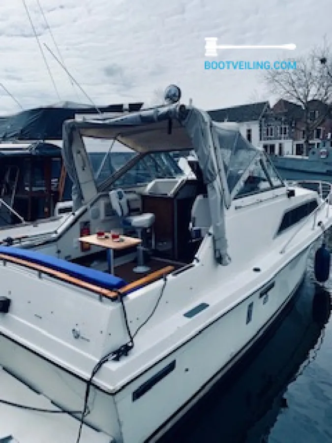 Polyester Motorboat Carver Monterey 26