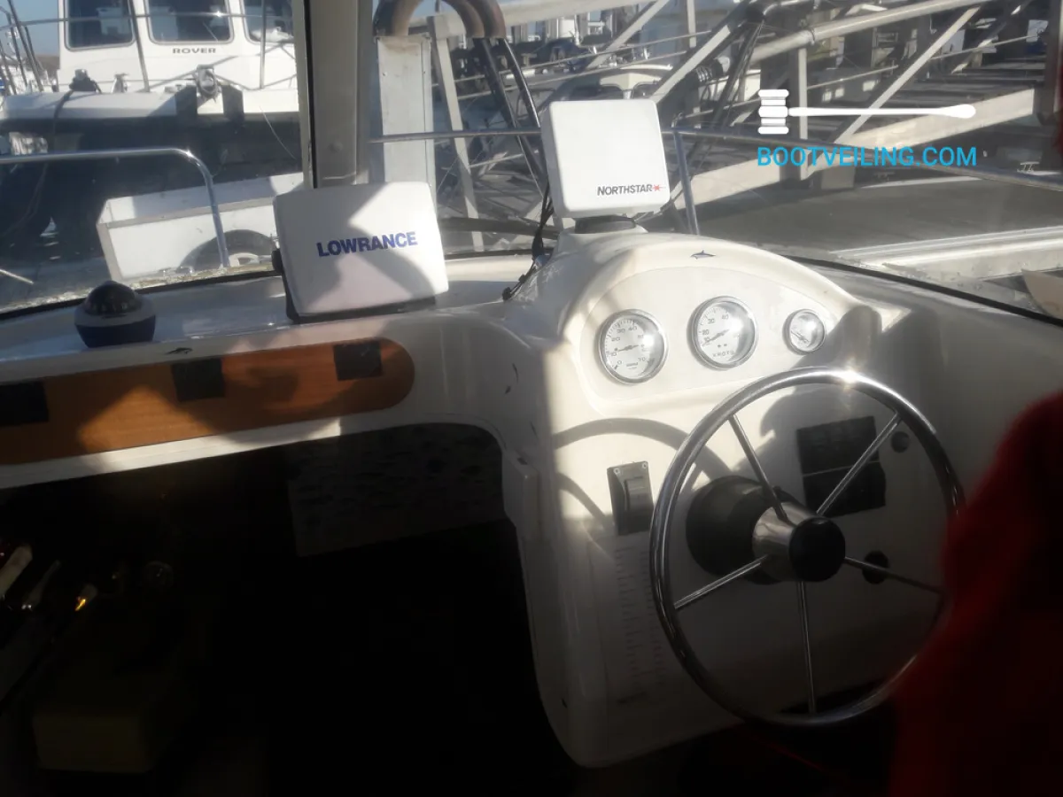 Polyester Motorboat Quicksilver Pilothouse