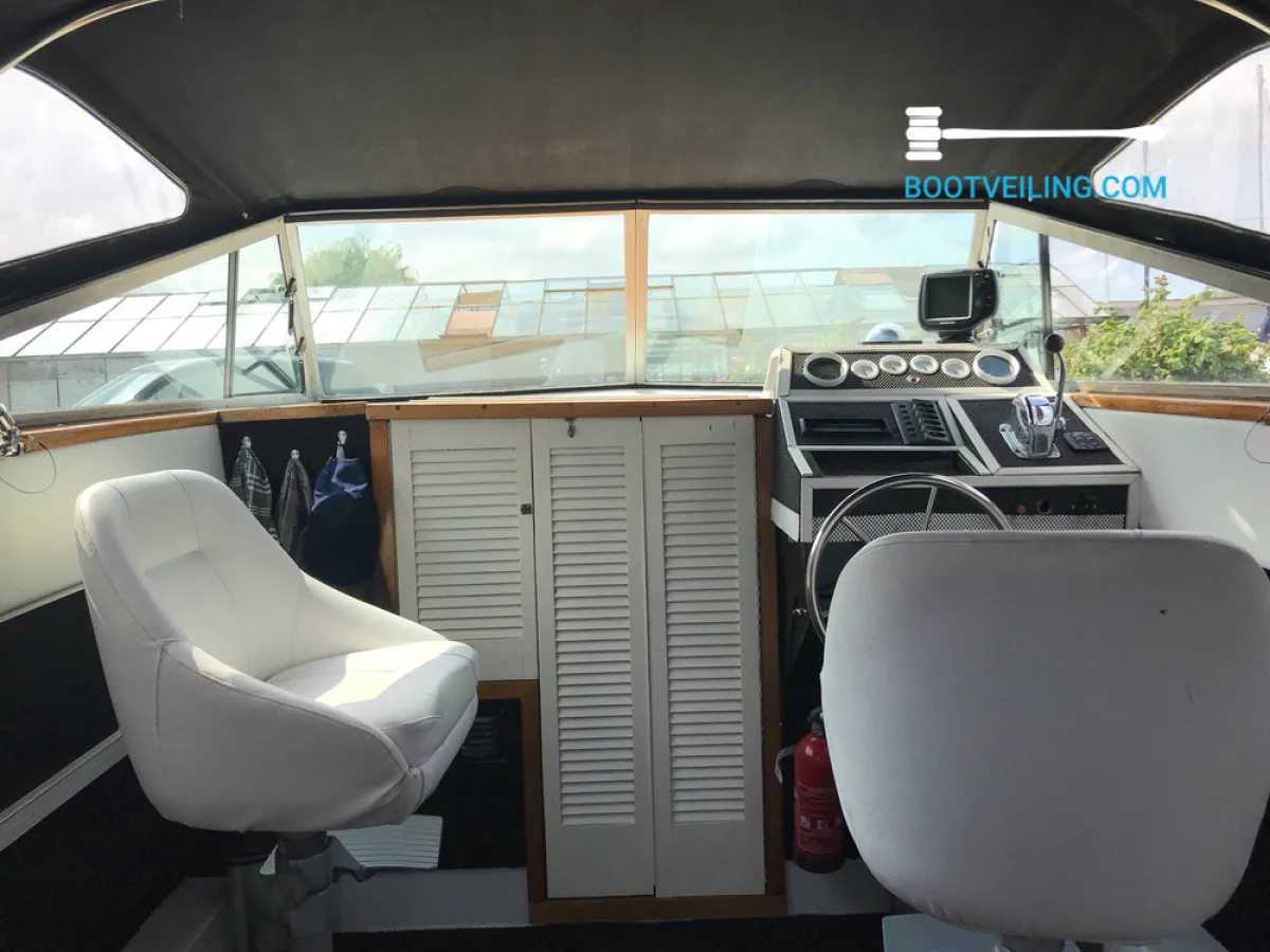 Polyester Motorboat Slickcraft 240 Cuddy Cabin