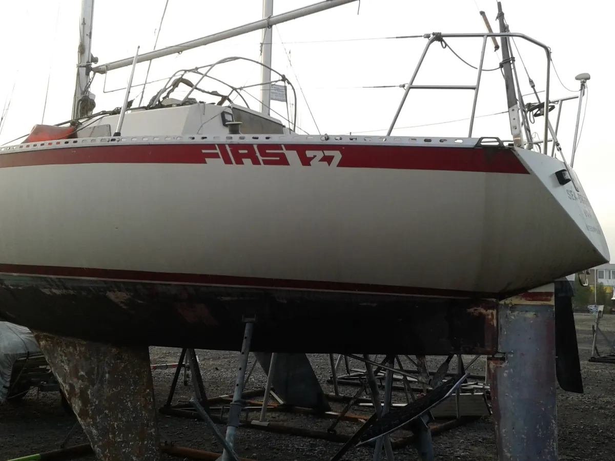 Polyester Sailboat Beneteau First 27