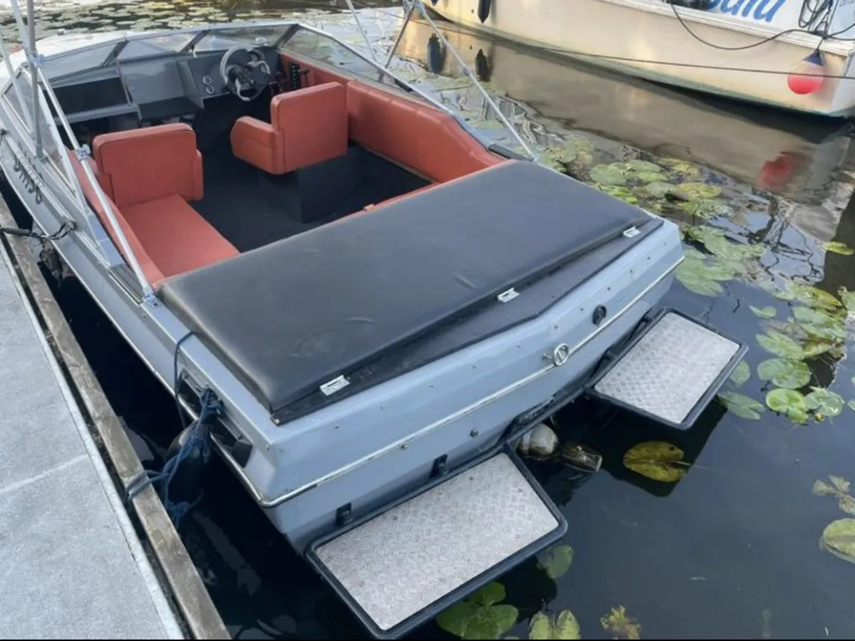 Polyester Speedboat Bayliner Mutiny