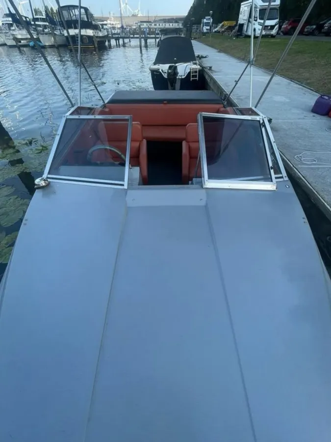 Polyester Speedboat Bayliner Mutiny