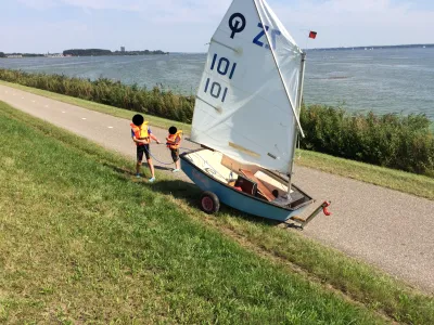 Polyester Open zeilboot Optimist 2x, + Trailer Foto 1