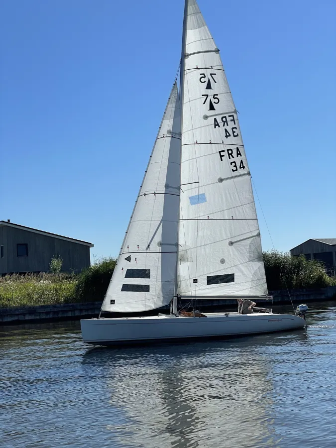 Polyester sailboat Mono Racer 750