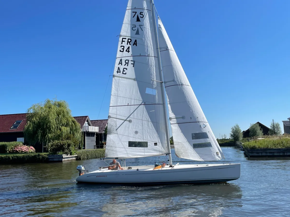 Polyester sailboat Mono Racer 750