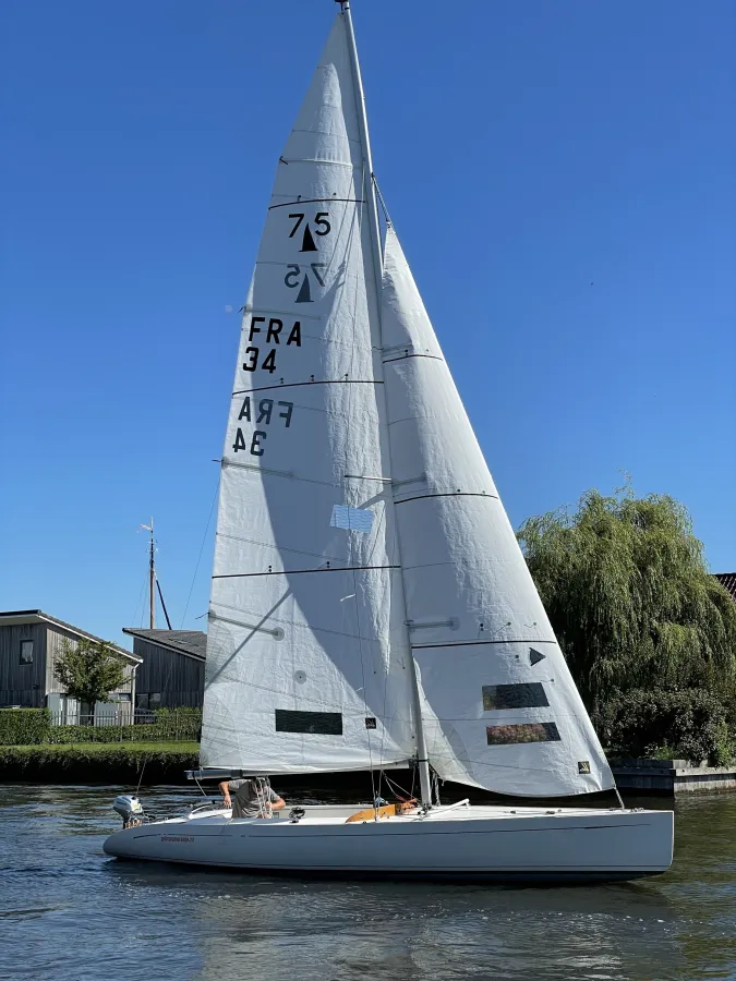 Polyester sailboat Mono Racer 750