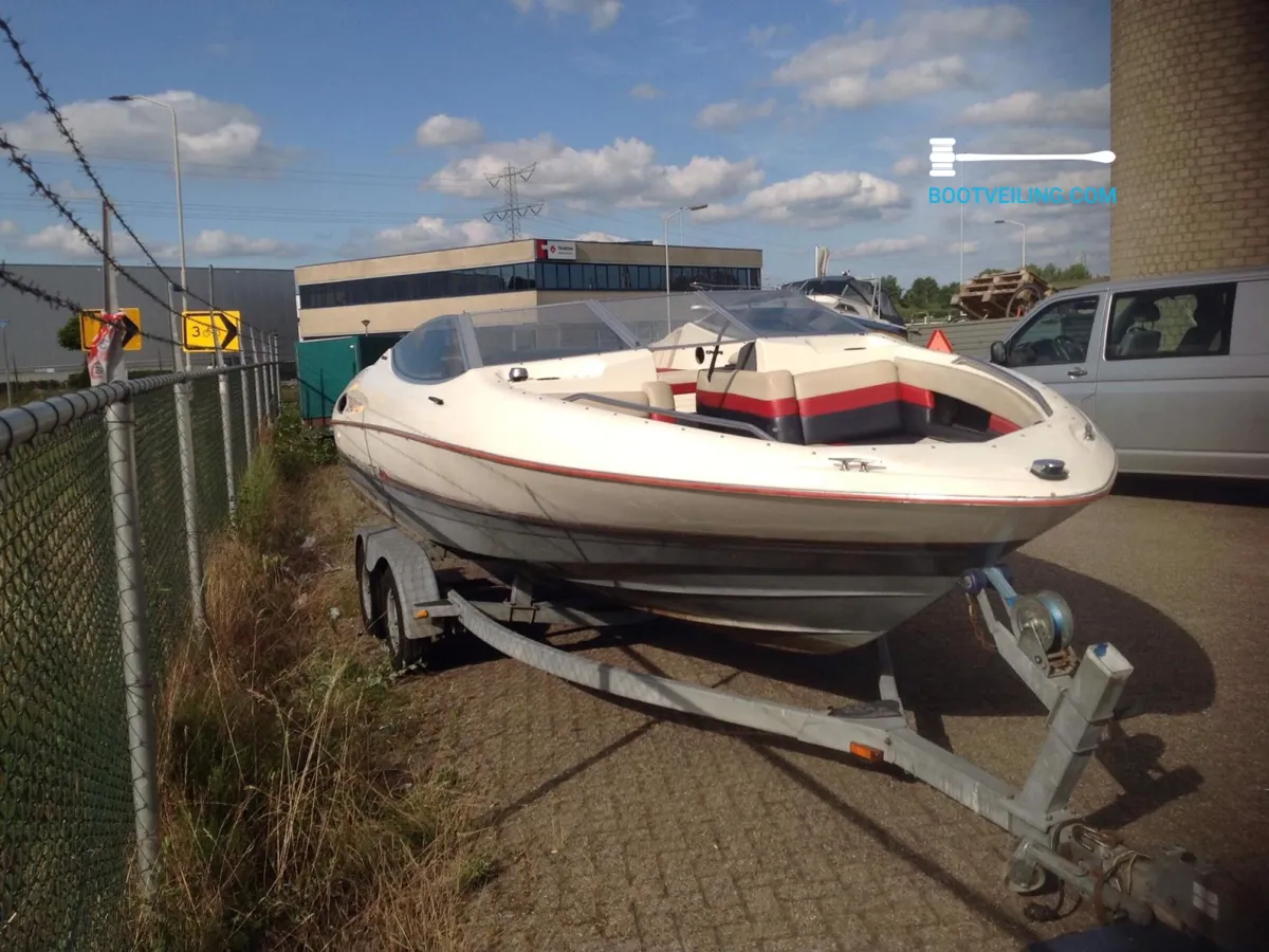 Polyester Speedboat Bayliner 2250