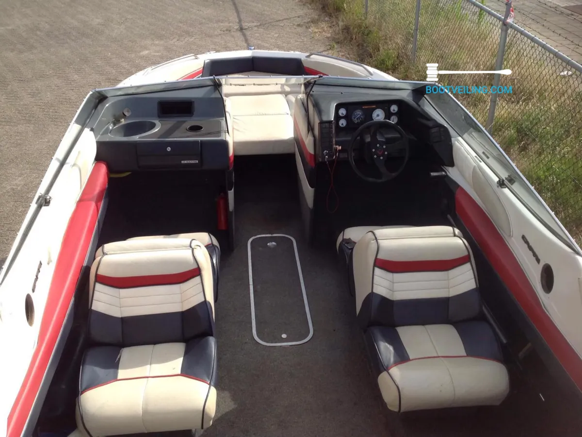 Polyester Speedboat Bayliner 2250