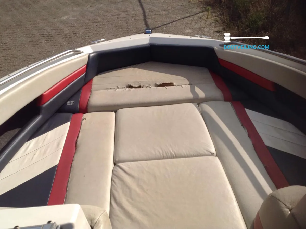 Polyester Speedboat Bayliner 2250