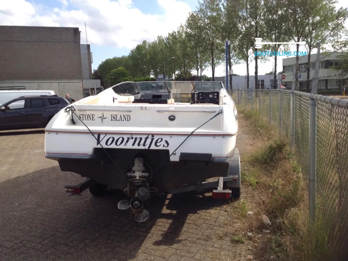 Polyester Speedboat Bayliner 2250