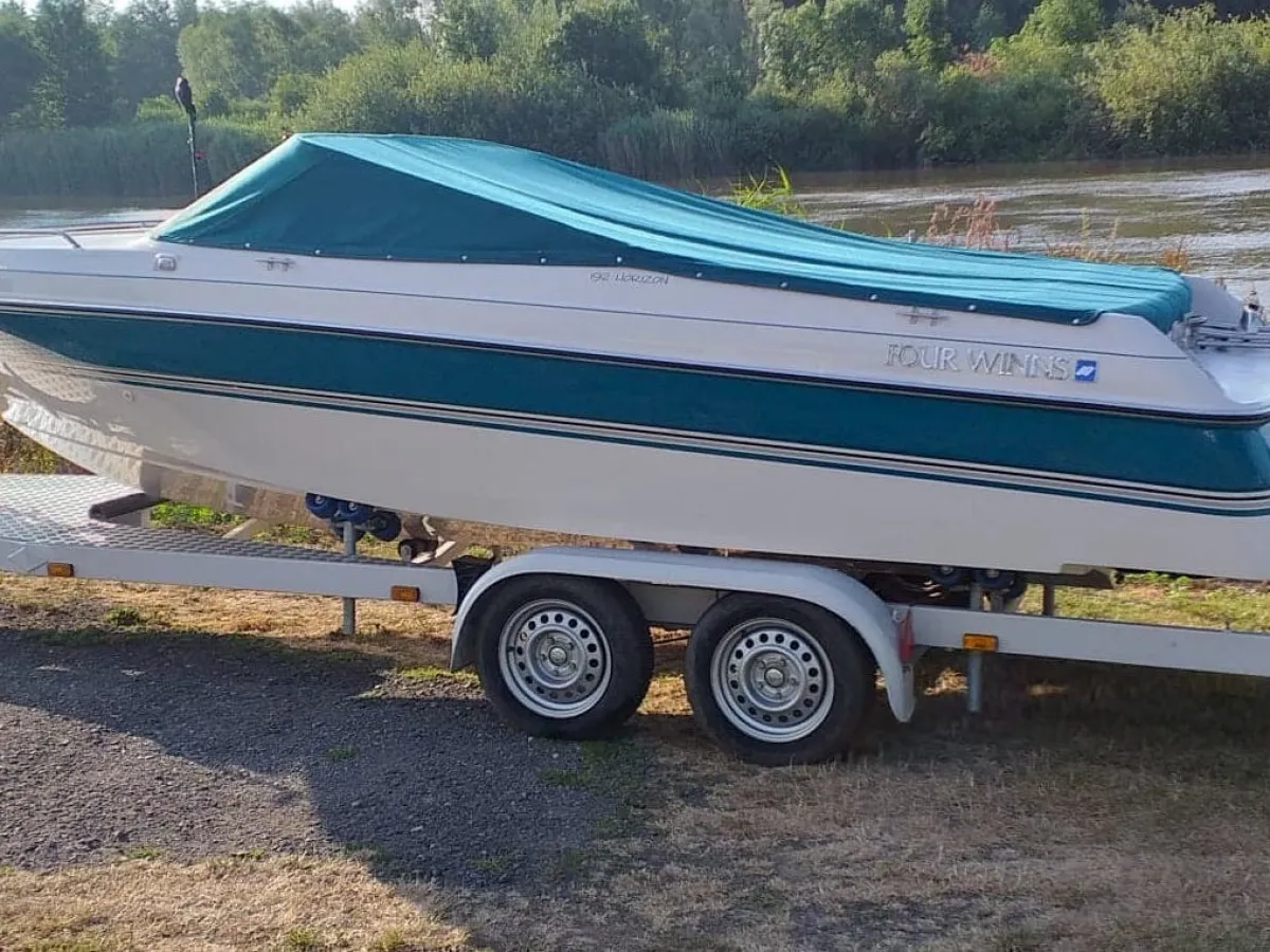 Polyester Speedboat Four Winns 570