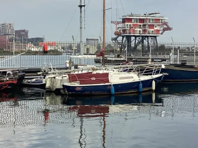 Cabin sailboat 600