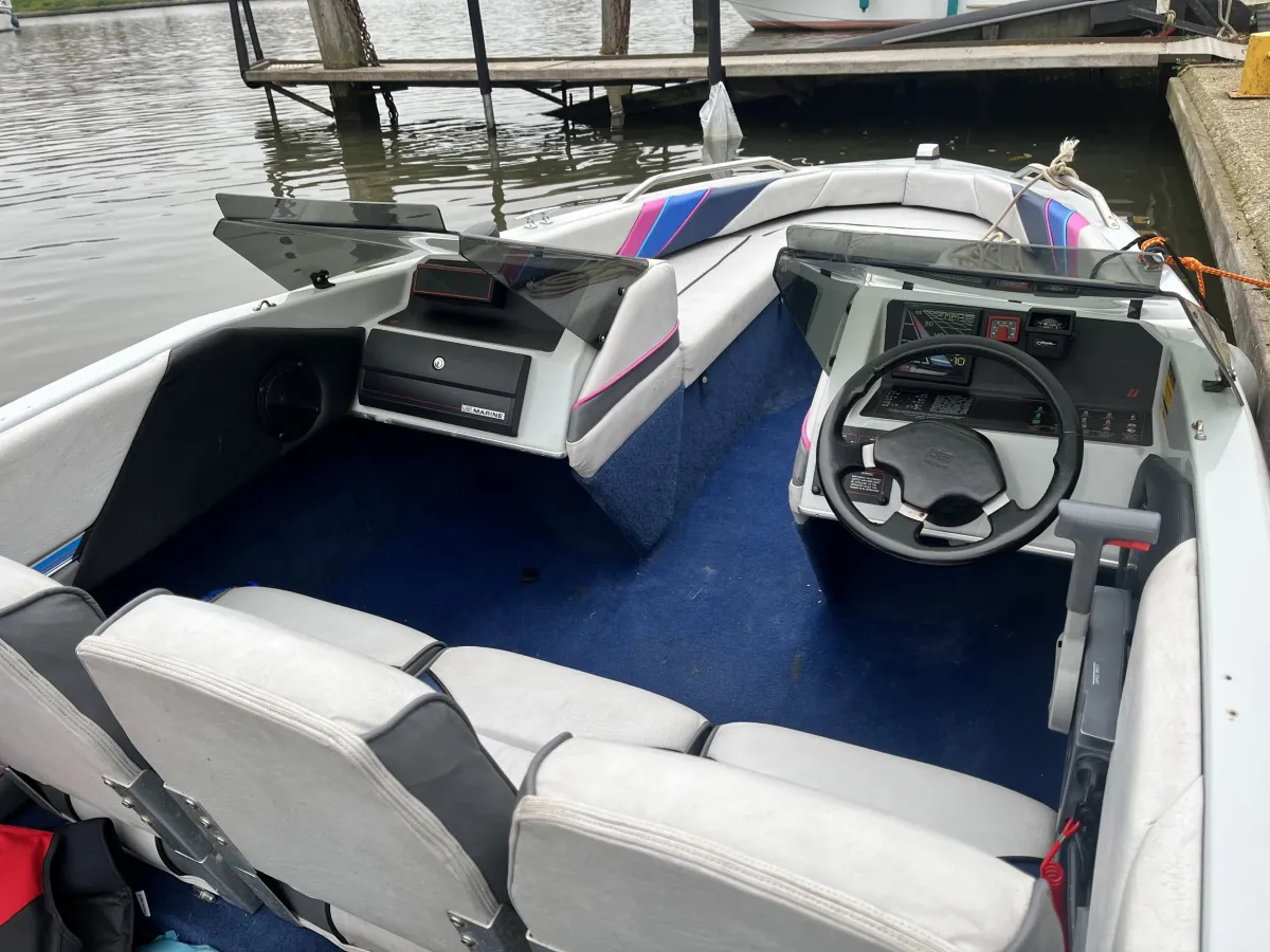 Polyester Speedboat Bayliner Capri Bowrider