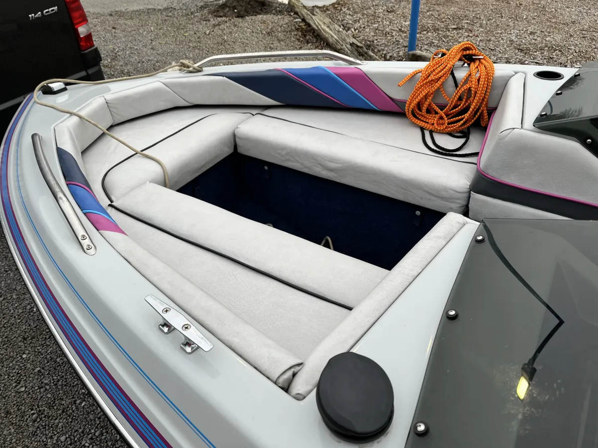 Polyester Speedboat Bayliner Capri Bowrider