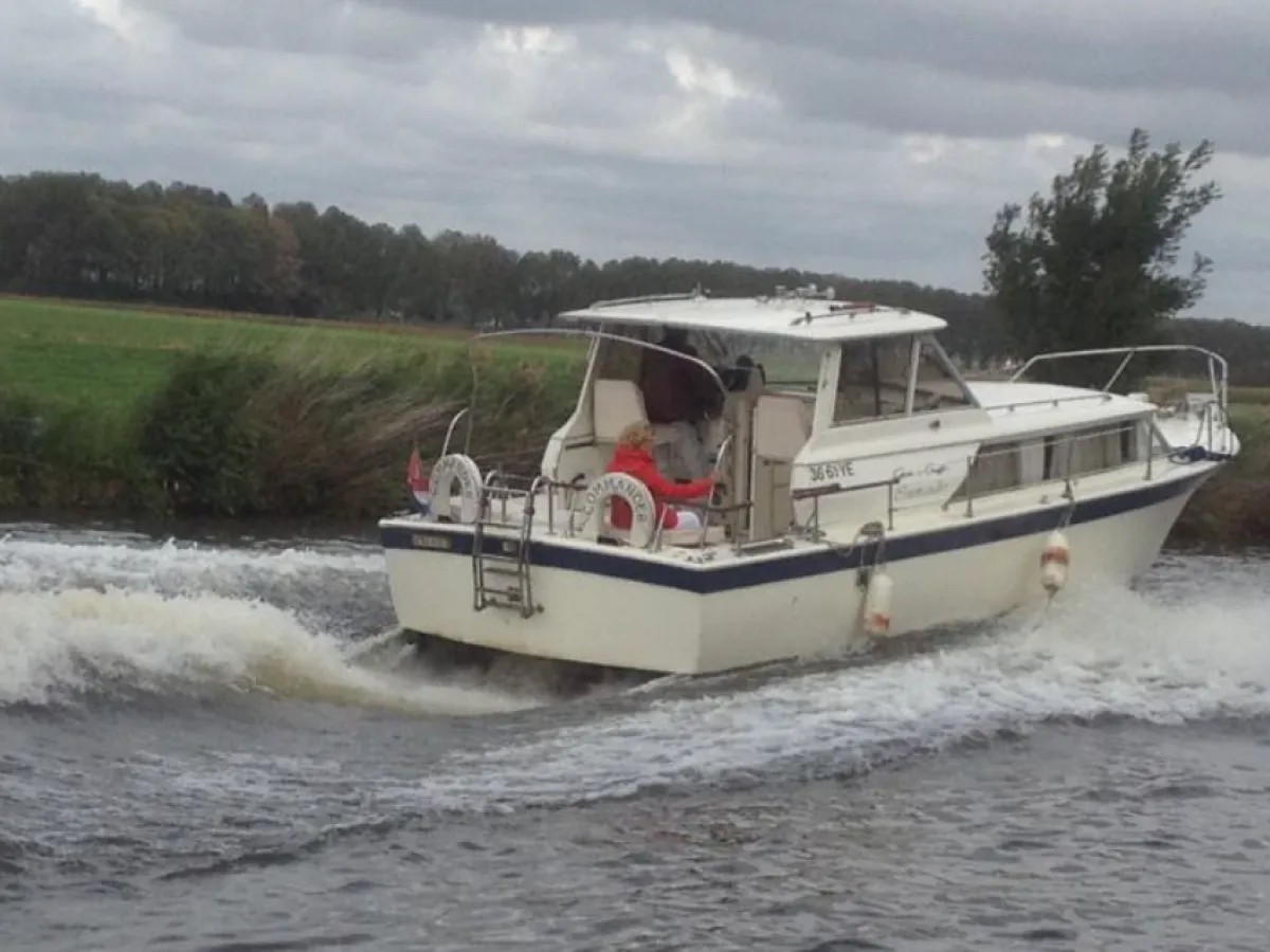 Polyester Motorboat Chris Craft 31 Commander