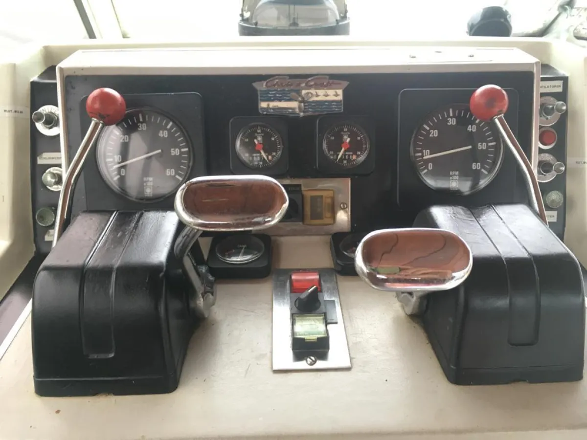 Polyester Motorboat Chris Craft 31 Commander