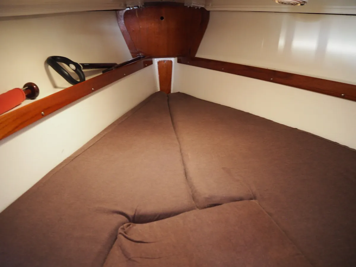 Polyester Sailboat Jaguar 27