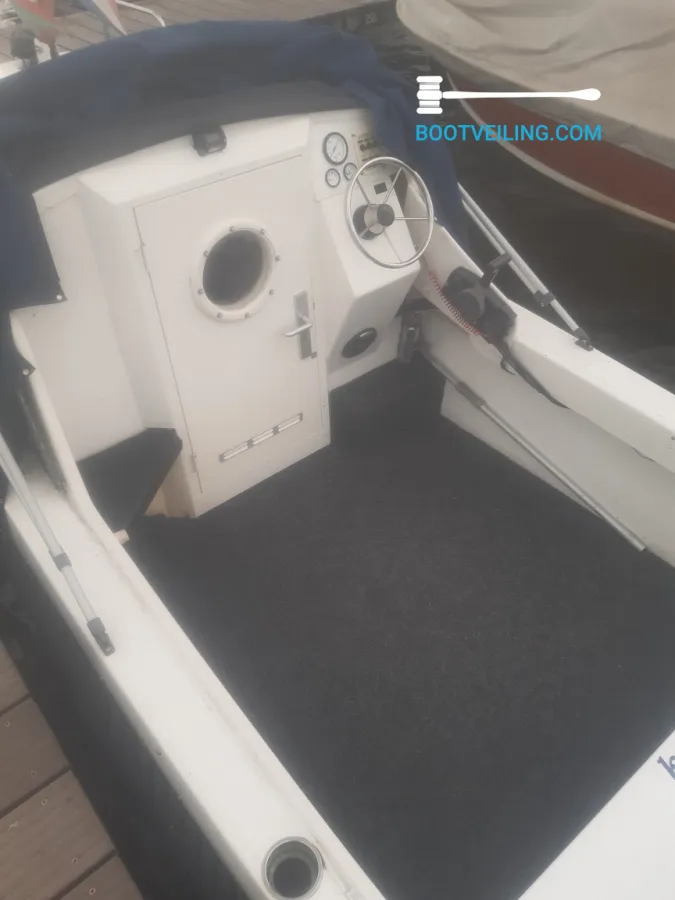 Polyester Motorboat Pilot 520