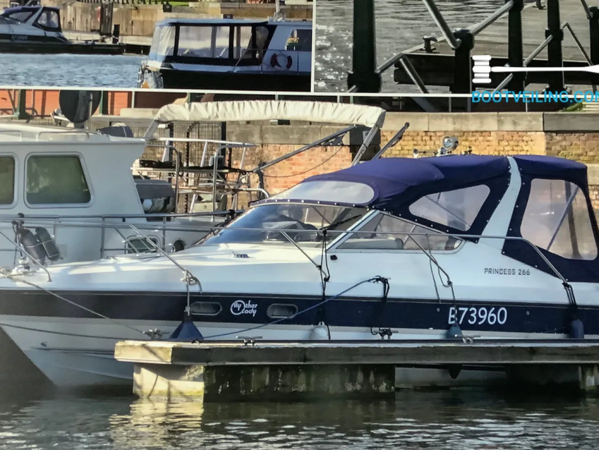 Polyester Speedboat Princess Riviera 266