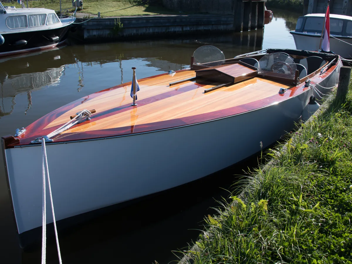 Composite Speedboat ConiCraft Weekender 840