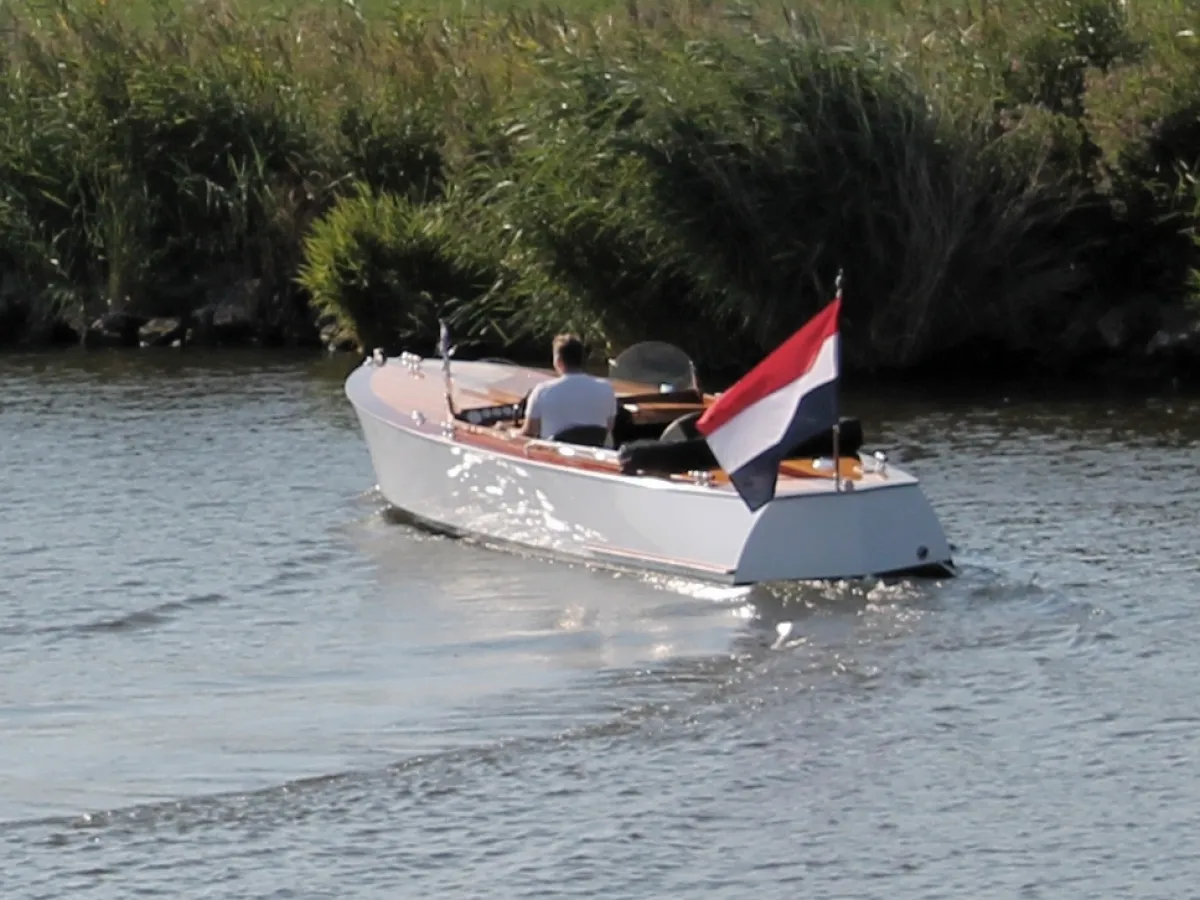 Composite Speedboat ConiCraft Weekender 840