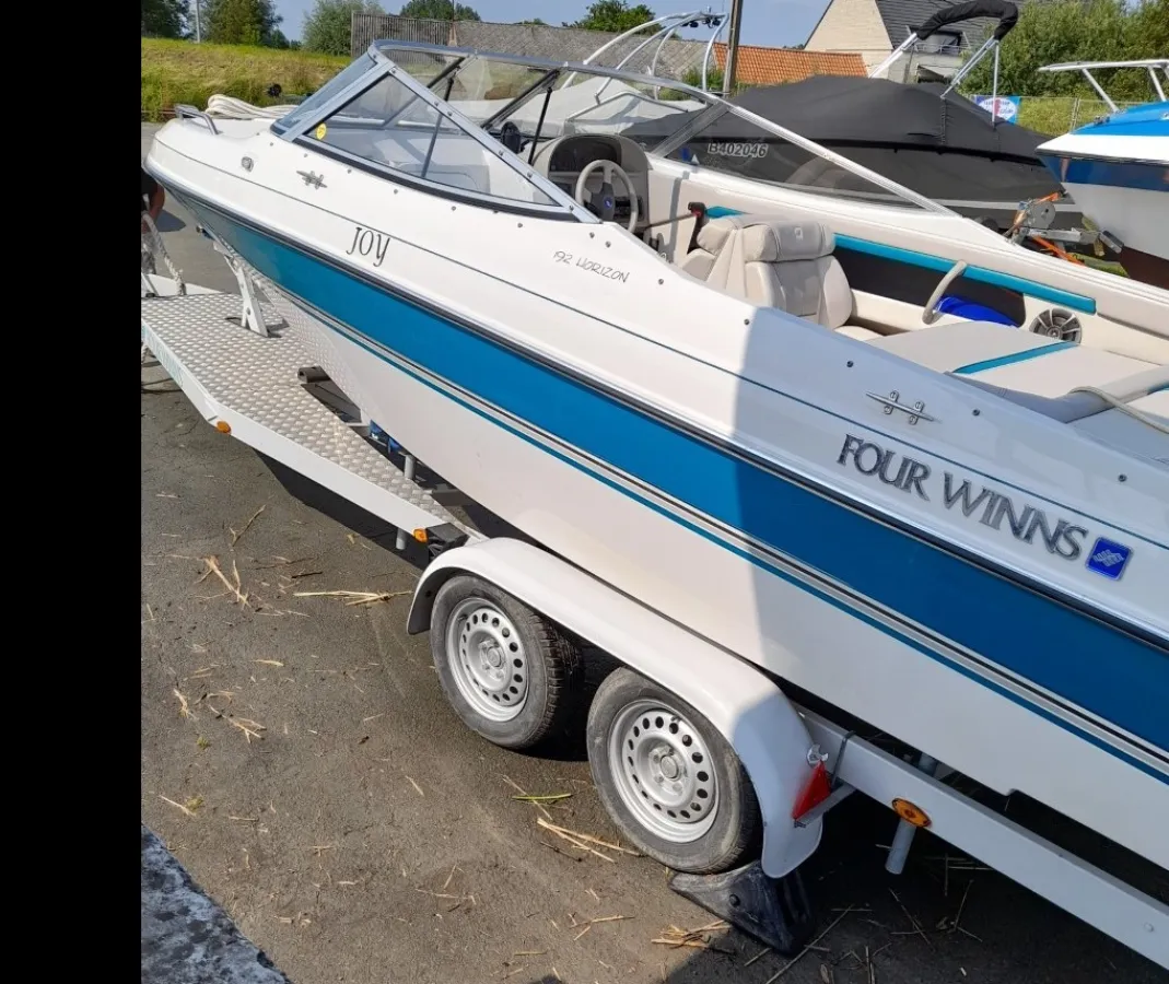 Polyester Speedboat Four Winns 570