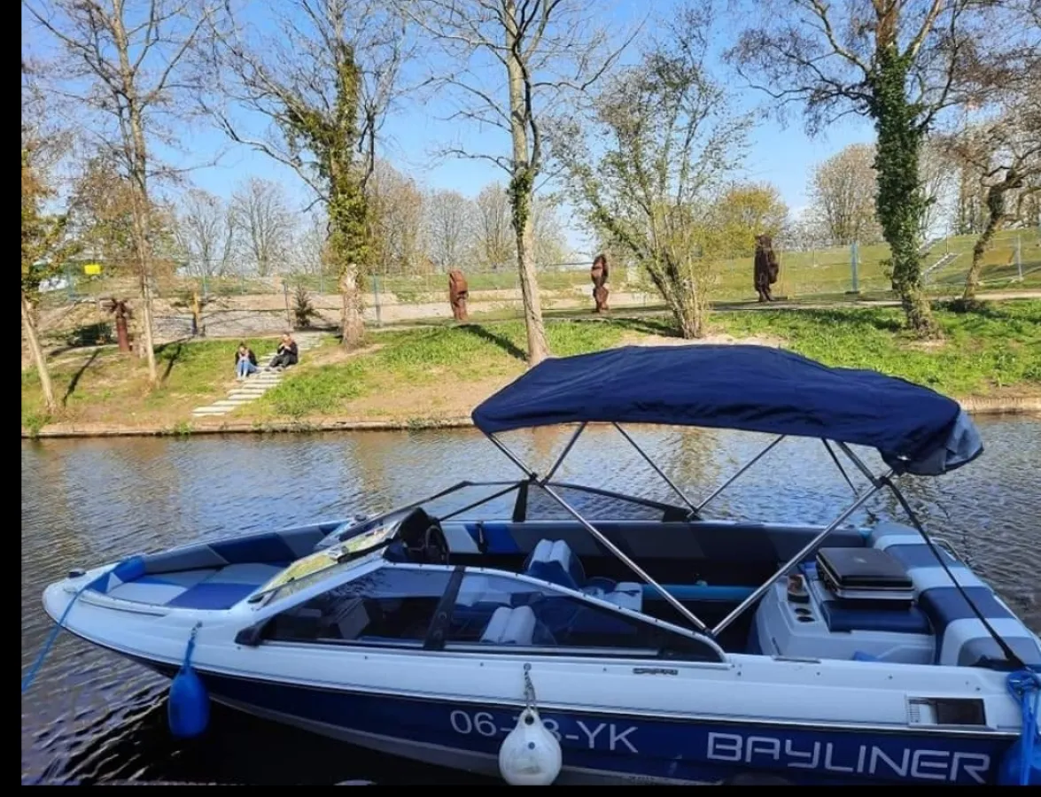 Polyester Speedboat Bayliner Capri 1750